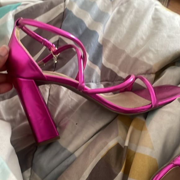 I’m selling a guess heels size US:10  EUR:41  CHINA:41.bright magenta pink color - Picture 2 of 3
